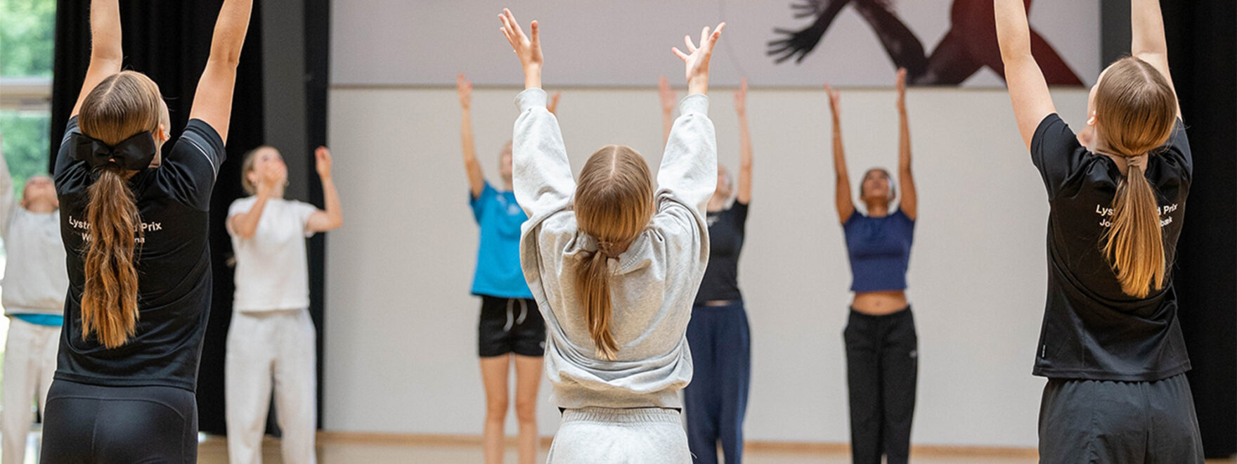 Piger træner til danse camp på Flemming efterskole