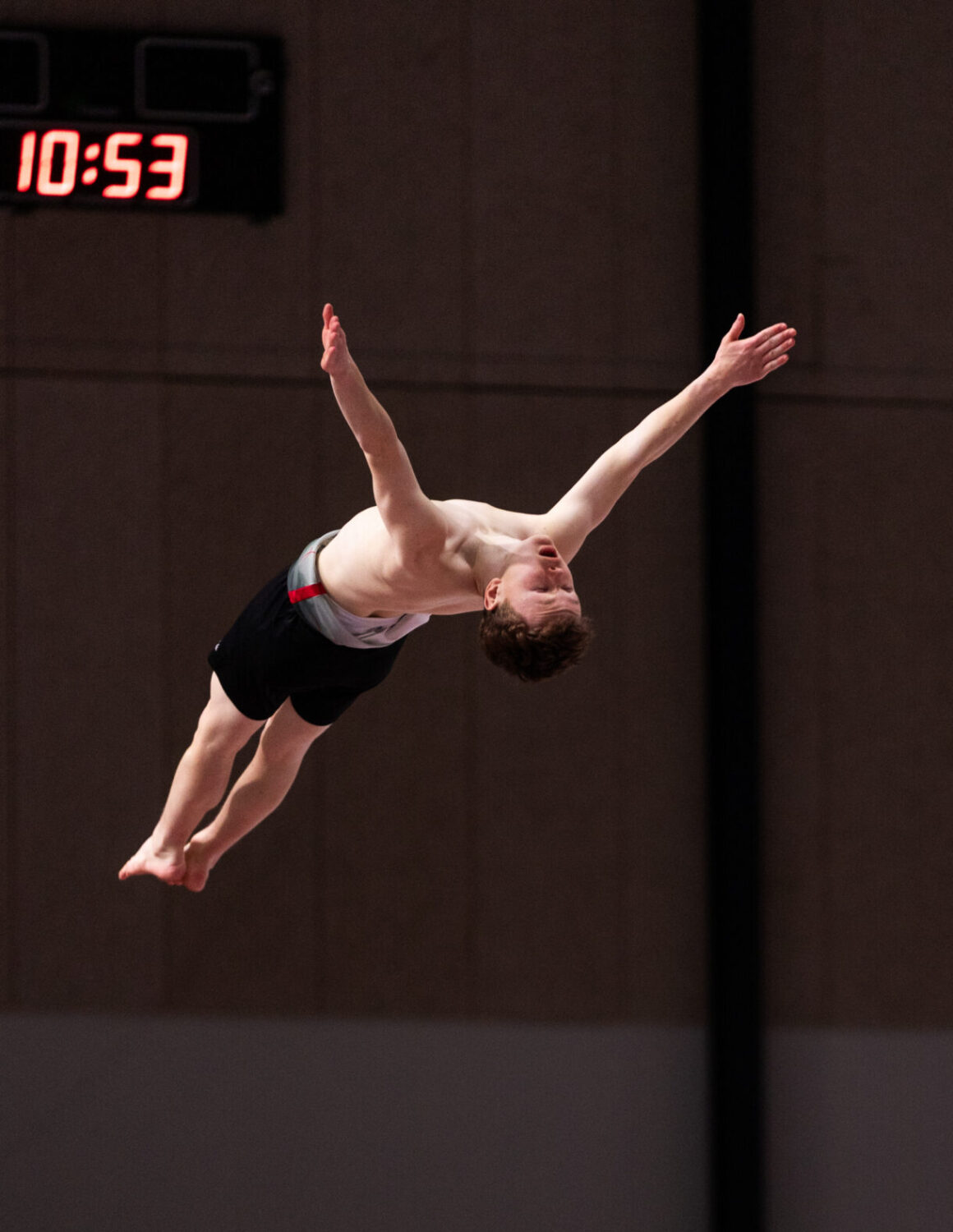 Dreng laver stor spring til gymnastikopvisning