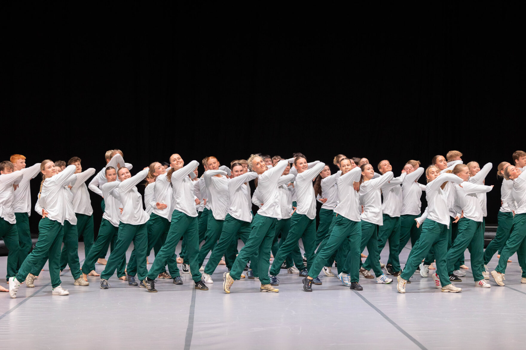 Flexholdet til gymnastikopvisning i salen på Flemmin Efterskole