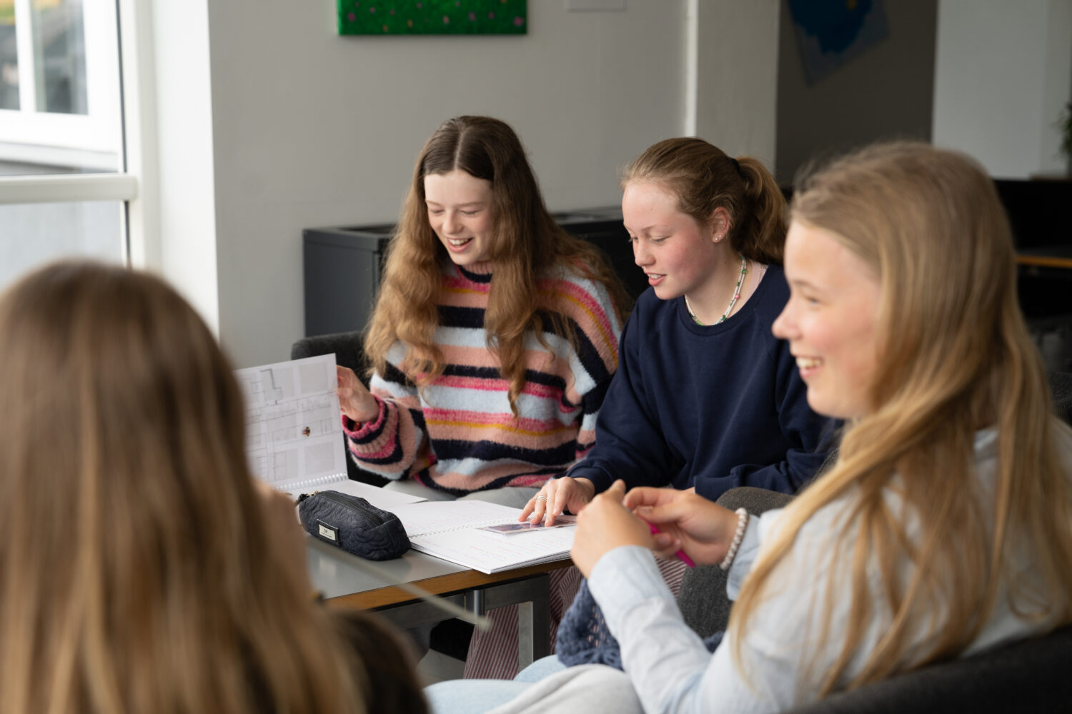 Strik og snak gruppen rundt om bordet