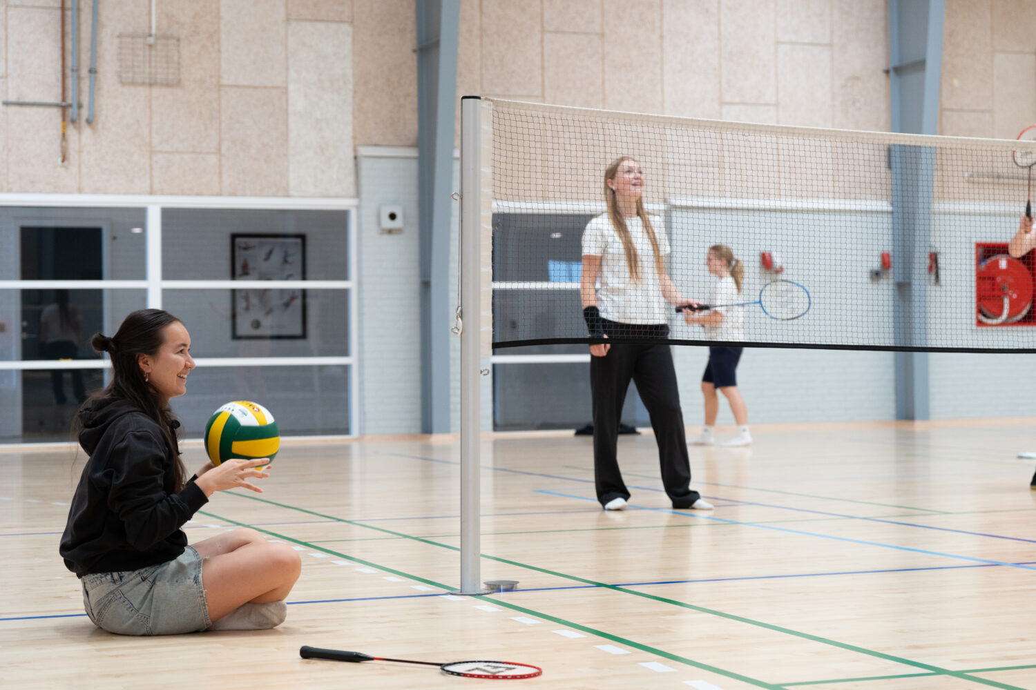 Piger i salen, badminton og volley