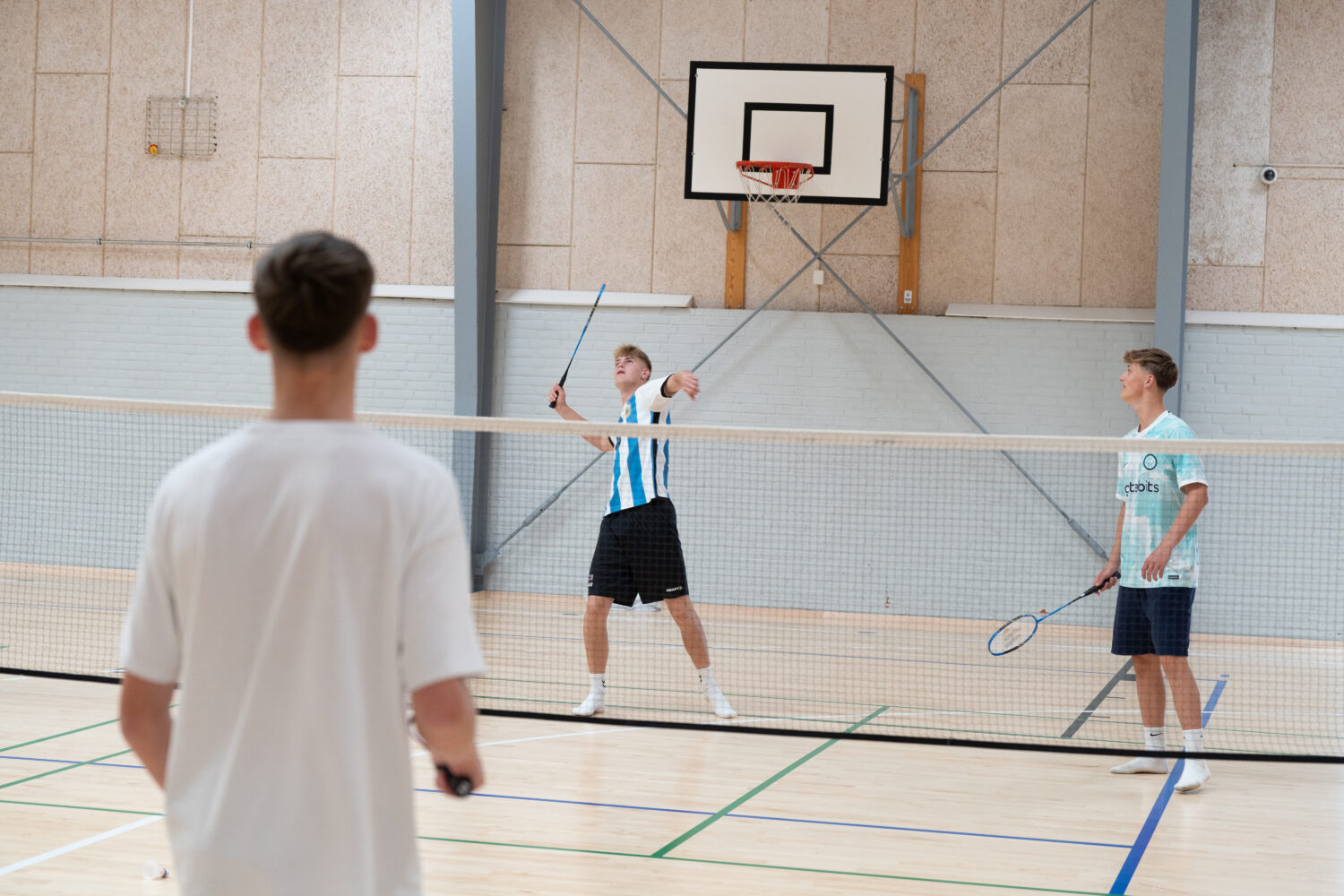 Drenge spiller badminton i sportshallen på Flemming Efterskole