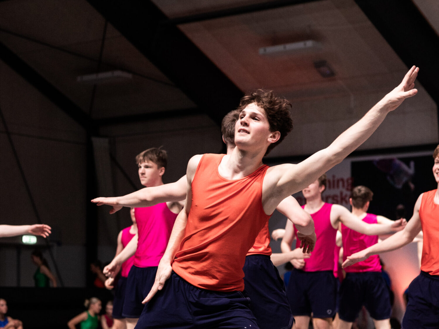 Dreng til gymnastikopvisning danser til musikken på Flemming Efterskole