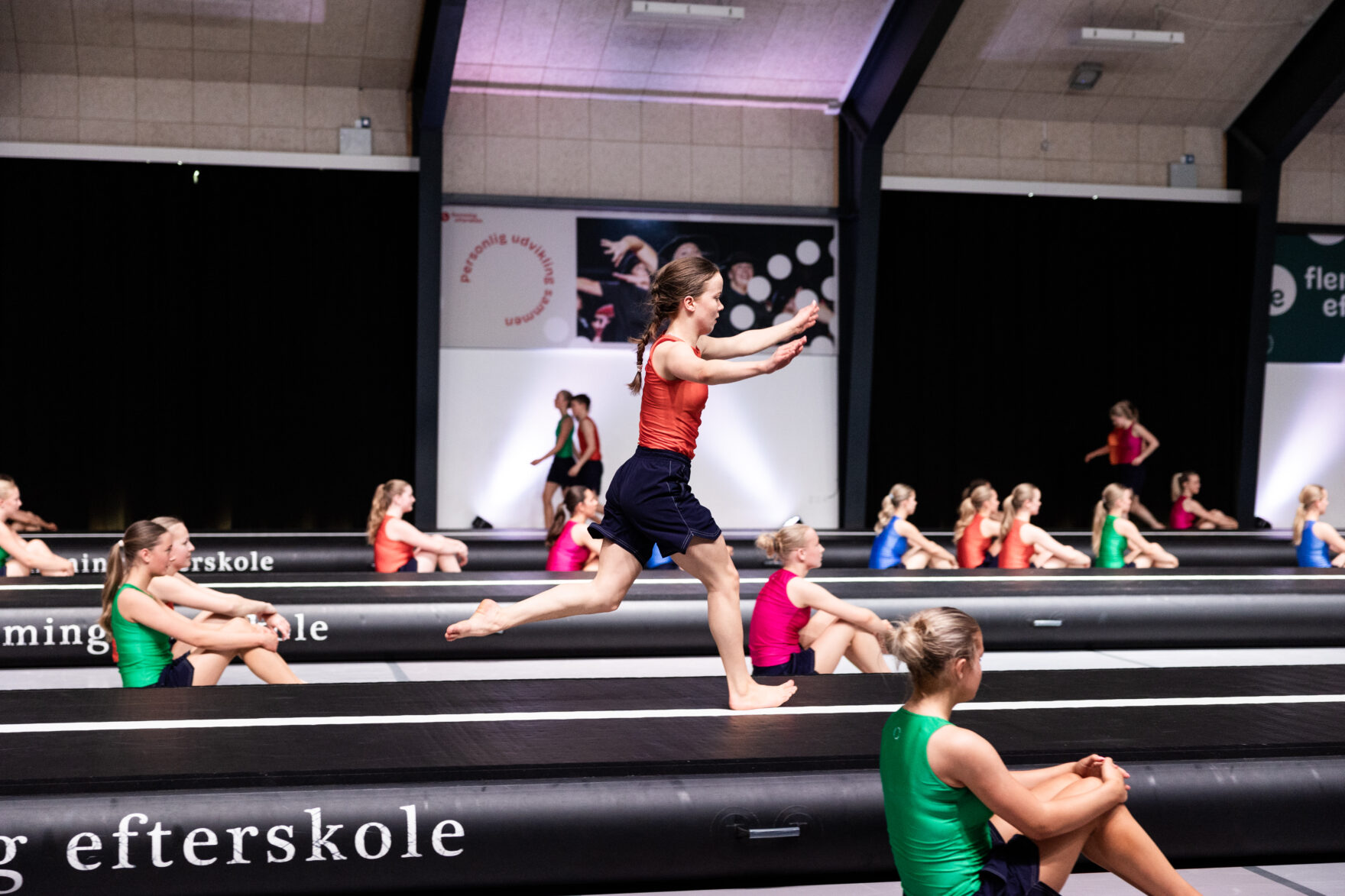 Pige gør sig klar til spring til gymnastikopvisning på Flemming Efterskole.