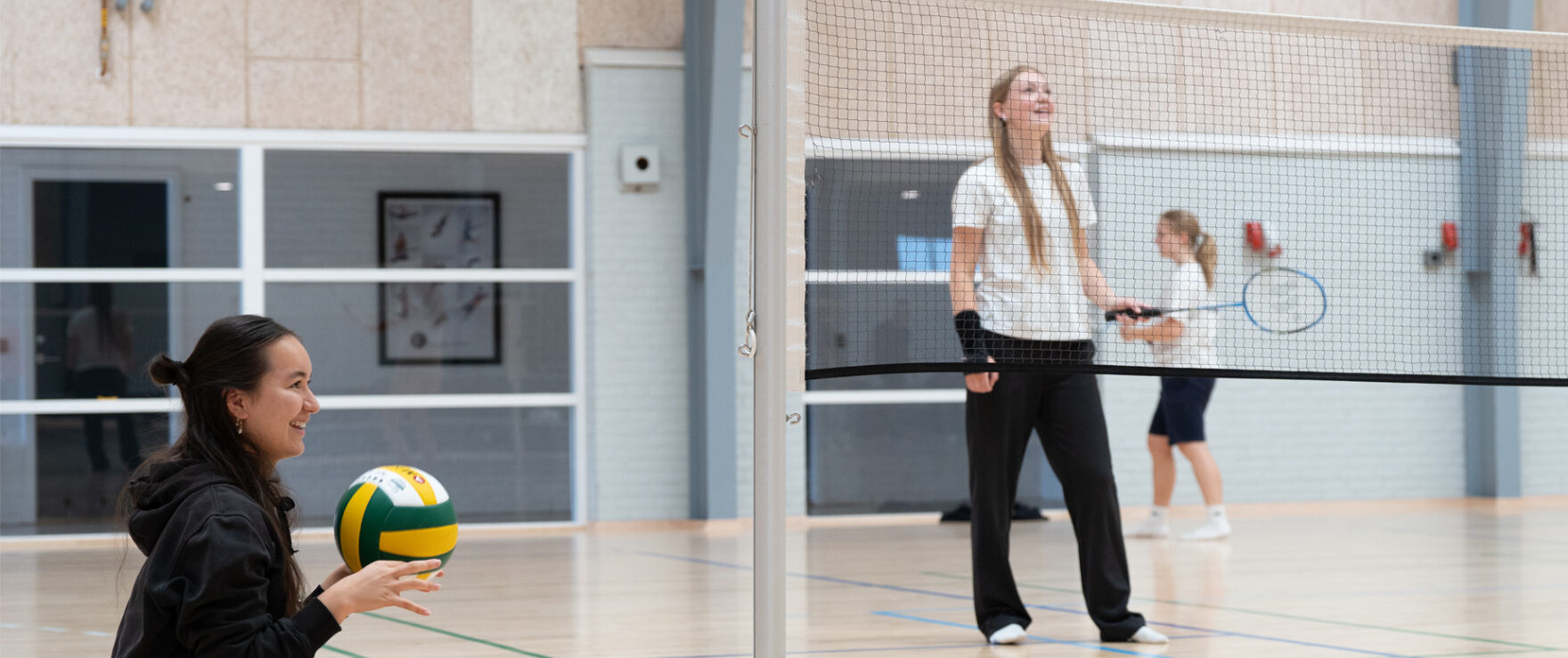 To piger spiller volley på Flemming Efterskole